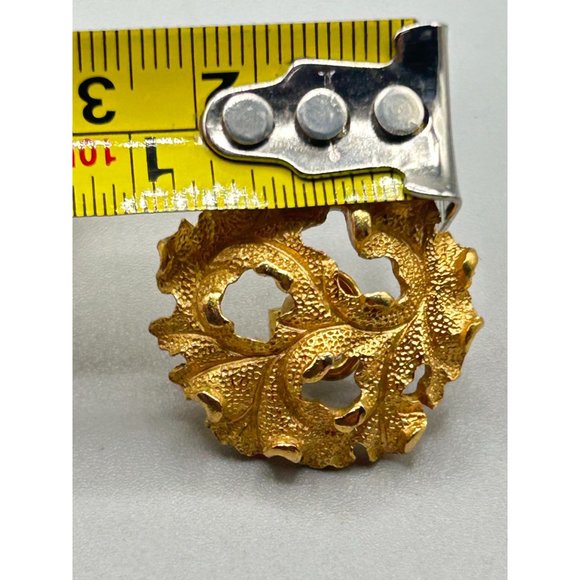 Vintage Signed Trifari Clip Earrings Gold Tone Textured Leaf Design Round Clips - Picture 6 of 6